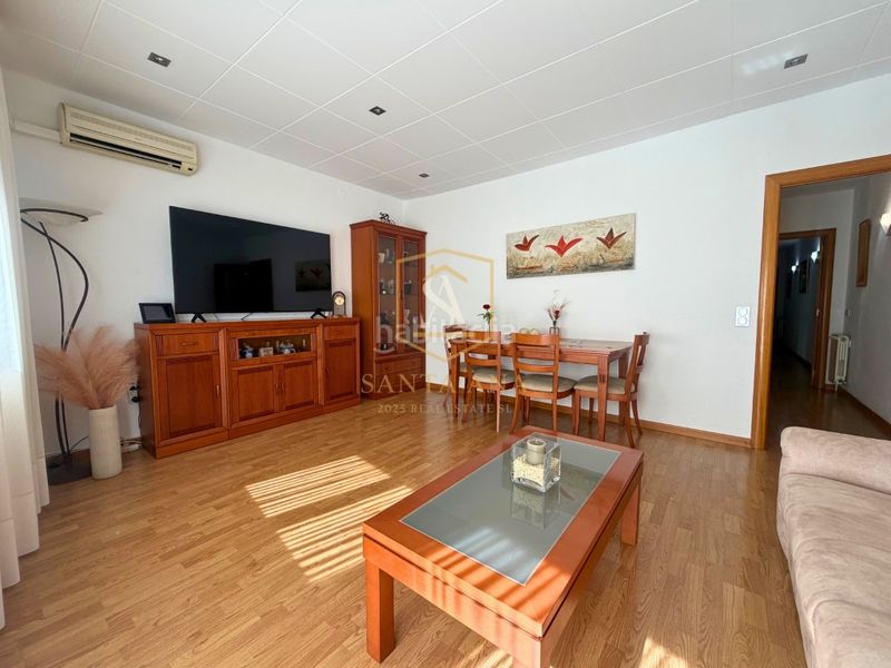 Foto 5eb6d8f2-e1f6-4be6-8221-d19921c23800. Casa adossada amb calefacció a Bufalà Badalona