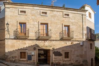 Building in San Martín de Trevejo. Kathome te ofrece este exclusivo hotel en el corazón de sierra d