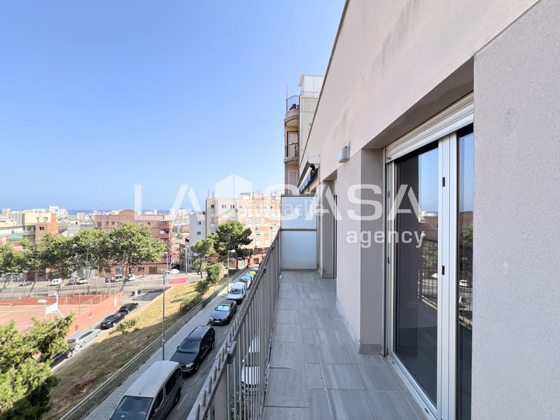 Foto f4771697-ab28-4151-8f0d-f29d802a6e64. Àtic amb aparcament a La Salut Badalona
