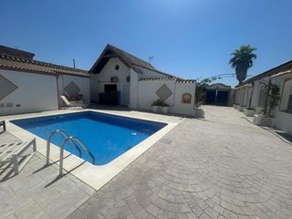 Chalet in Pedanías Sur. Preciosa finca con piscina y terreno en la zona de torre del águ