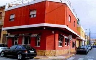 Lloguer Local Comercial  Carrer trullàs. ¡gran oportunidad! bar-cafetería esquinera con alquiler económic