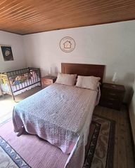 Casa a Pantón. Amplia vivienda reformada con terreno y edificaciones anexas en
