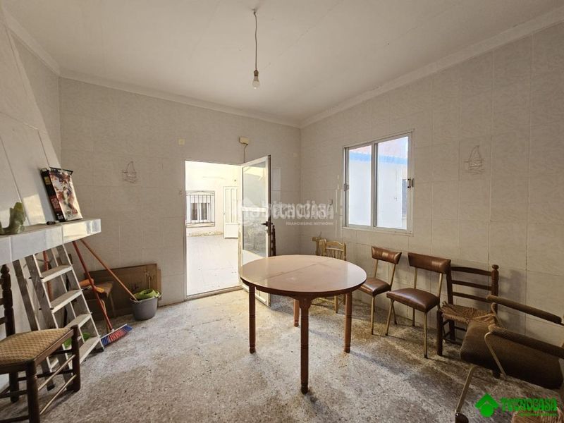 Foto 4c6ef529-b375-49f5-8acb-ed609a7a7f1f. Casa aparellada a Balazote