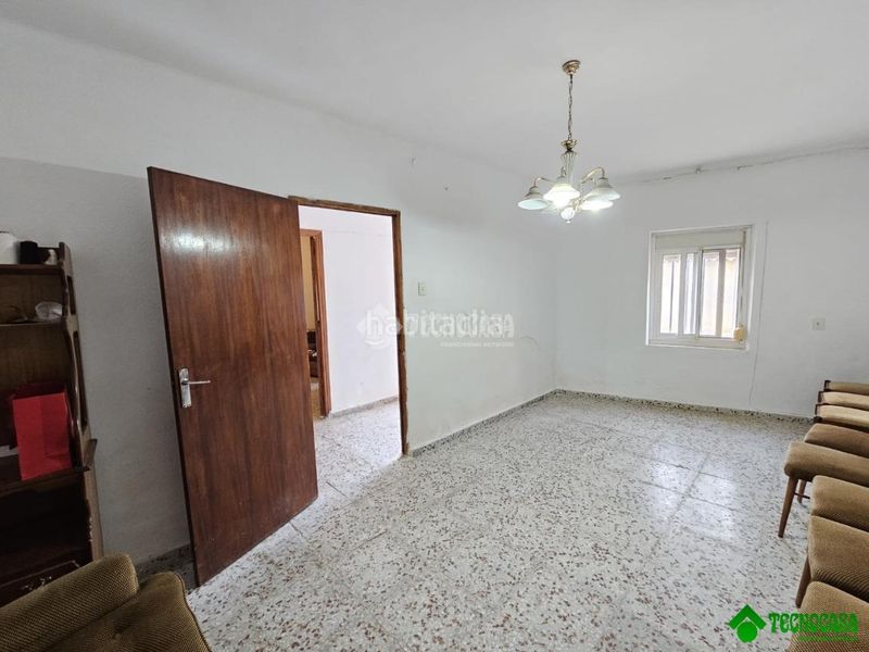 Foto f2e4c3b3-a42c-4faa-a2b4-65ea32810e82. Casa aparellada a Balazote