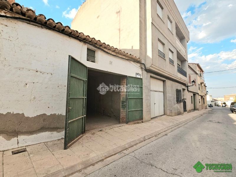 Foto 3decd58e-6dee-4d11-9933-18733c088c04. Casa aparellada amb aparcament a Balazote