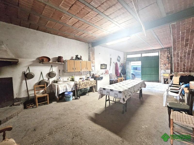 Foto bfc75a2e-f891-4edc-ad99-3b5ee803954e. Casa aparellada amb aparcament a Balazote