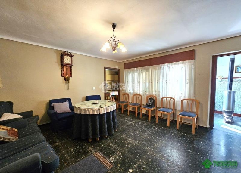 Foto 8a1df667-b3cc-4d40-96e0-aa53063bc737. Casa aparellada a Balazote