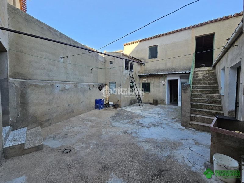 Foto 4a87f37d-bc79-4c02-bf37-6d212f0a5942. Casa aparellada a Balazote