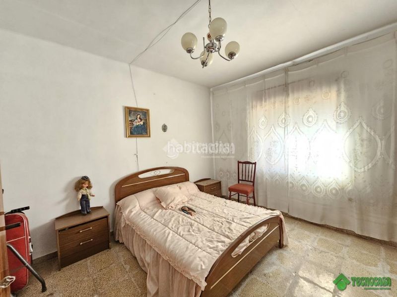 Foto a0e886d3-25fe-4c3d-a8d1-e30c83d39527. Casa aparellada a Balazote
