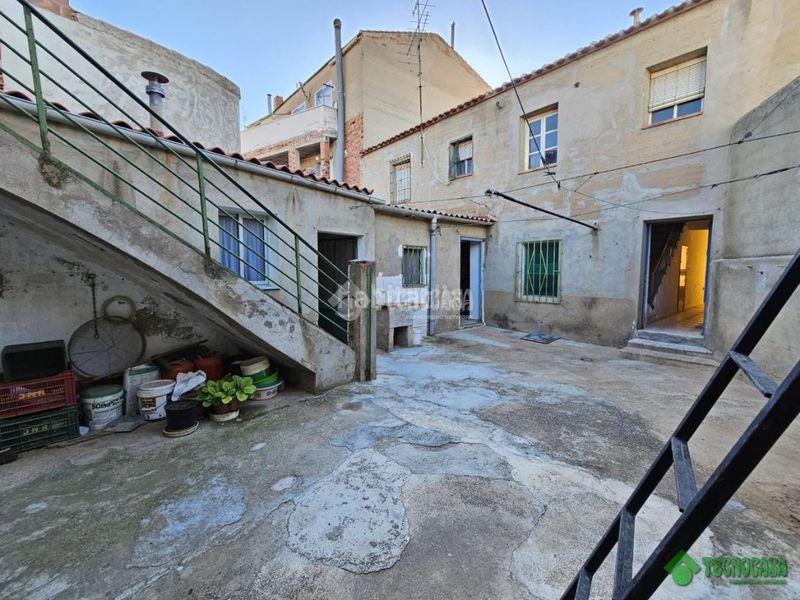 Foto bd44b85f-adf5-4f4a-ba56-53825b7386e1. Casa aparellada a Balazote