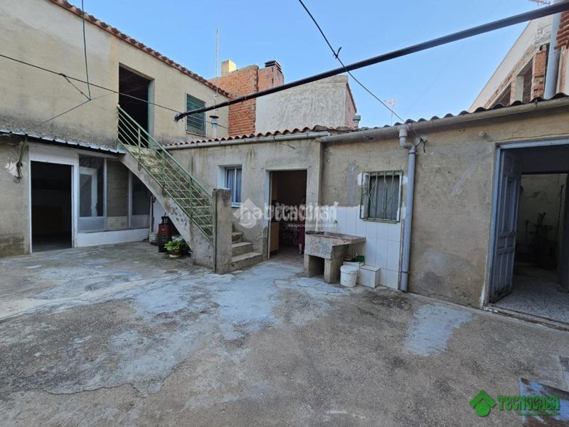Foto f9f74991-df6c-4605-a1b3-486514549703. Casa aparellada a Balazote