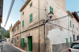 Casa  Carrer de can coxeti. Casa a reformar en alaró