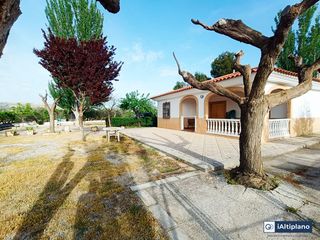 Chalet in Baza. Chalet de campo con gran terreno y piscina en baza (granada