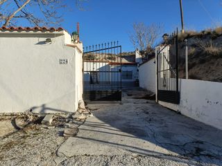Country house in Baza. Tu refugio exclusivo en el altiplano: casa cueva con 1.900 m² de