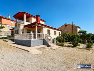Chalet in Baza. ¡naturaleza, espacio y tranquilidad dentro del núcleo urbano !