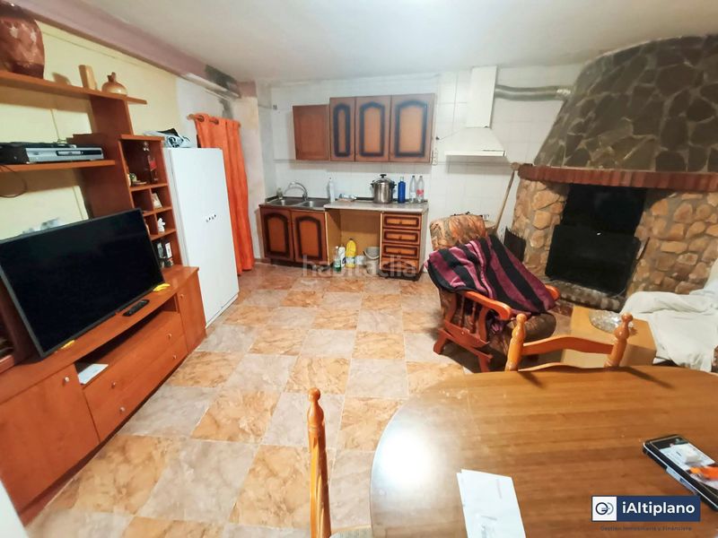 Foto e7adab16-81f1-4327-8a6e-a6adaac4cef2. Casa adossada amb xemeneia a Zújar