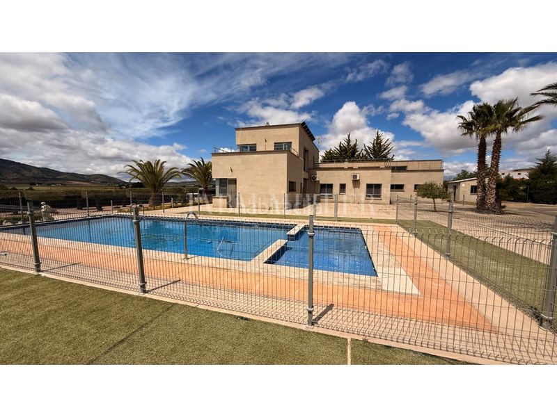 Foto 5aeaab98-3274-43fe-9f68-c50da4923b3f. Casa amb calefacció aparcament piscina a Yecla