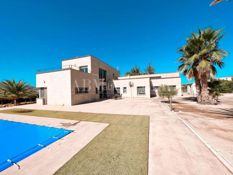 Foto 5e72704f-3284-4a2c-8b0e-13181d799a9e. Casa amb calefacció aparcament piscina a Yecla