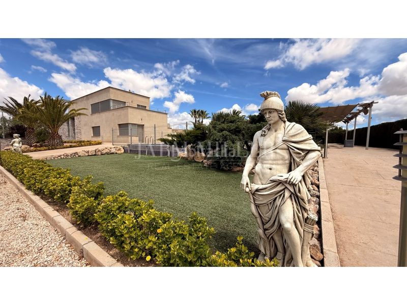 Foto 66cb4f1c-9d31-4544-9cca-0635b921a364. Casa amb calefacció aparcament piscina a Yecla