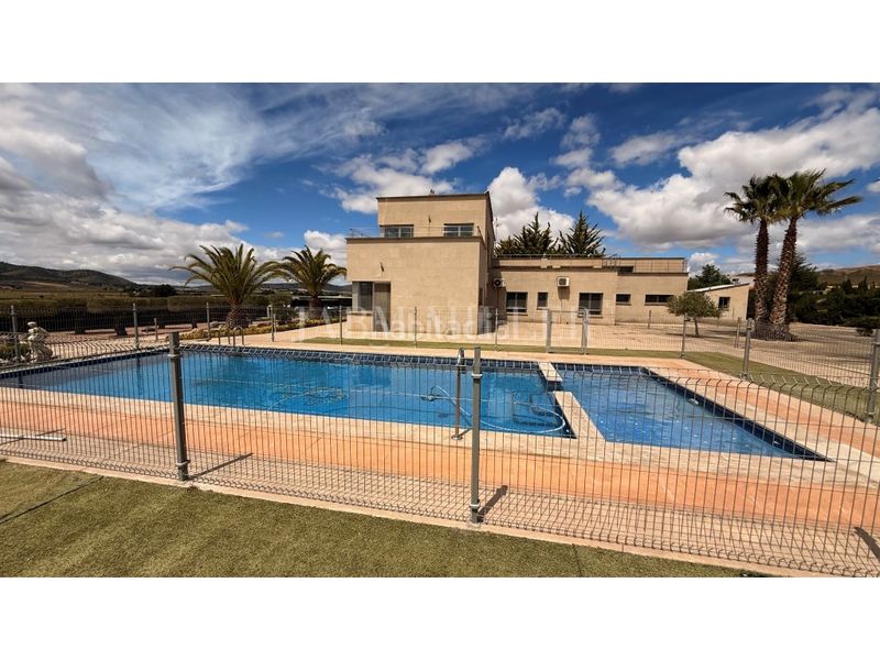 Foto e3dff1b4-0ddd-4db6-92c5-e70c1358340a. Casa amb calefacció aparcament piscina a Yecla