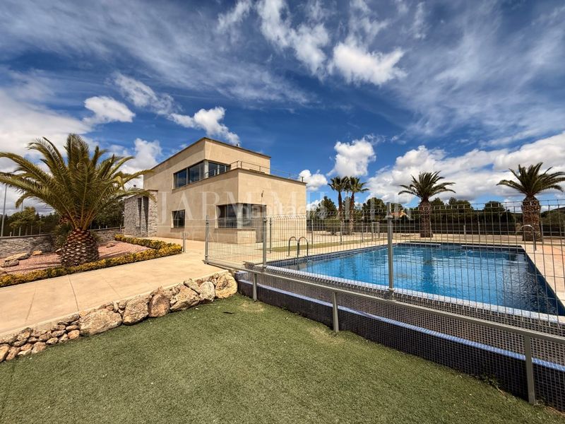 Foto f5ac64ce-30db-4a07-8a16-0869dc3fff61. Casa amb calefacció aparcament piscina a Yecla