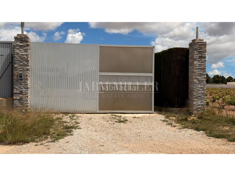 Foto fdd0e8ab-62f3-4f81-b5fb-f7b9c5243b7e. Casa amb calefacció aparcament piscina a Yecla