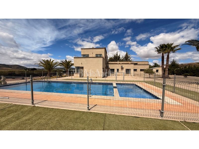 Foto fe285f58-d011-41ac-9ea7-977b1df7c2f9. Casa amb calefacció aparcament piscina a Yecla