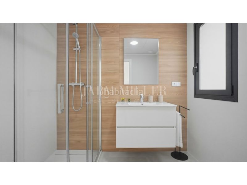 Foto 64a93893-4f28-49b7-b156-79ddfec7aa52. Casa adossada amb aparcament a Cox