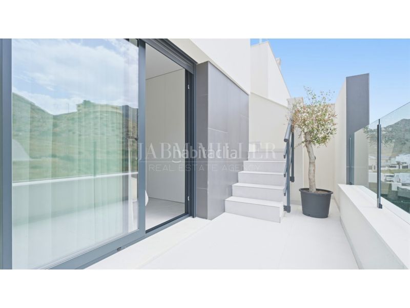 Foto 769e6c78-52d3-47c3-a5d0-3b40ae950d2a. Casa adossada amb aparcament a Cox