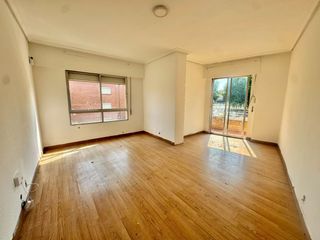 Etagenwohnung in Oeste. Amplio piso de 4 dormitorios en la calle tejada. ideal para refo
