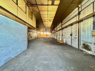 Miete Fabrikhalle in La Portalada - Varea. Amplia nave con puente grúa en alquiler. ideal para tu negocio.