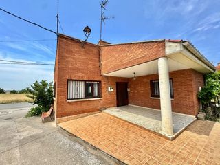 Haus in San Torcuato. Amplio chalet con jardín privado de 201m y vistas a la montaña.