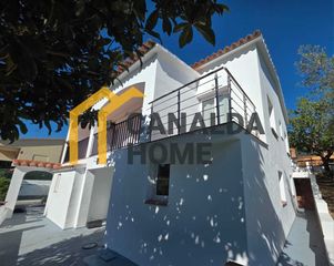 Chalet in Carrer de la teranyina 62. Chalet independiente reformado en 2025  - ideal para familias