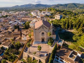 Chalet  Carrer de la vinya 13. Descubre el encanto de esta casa antigua en el corazón de artà!