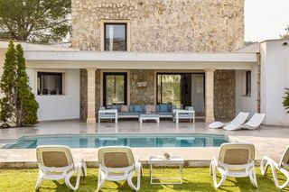 Chalet in Sa Pobla. Se vende villa con licencia turística para 7 personas en crestat