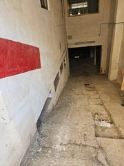 Business premise in S´Arenal. Local con vado para hacer trasteros o parking