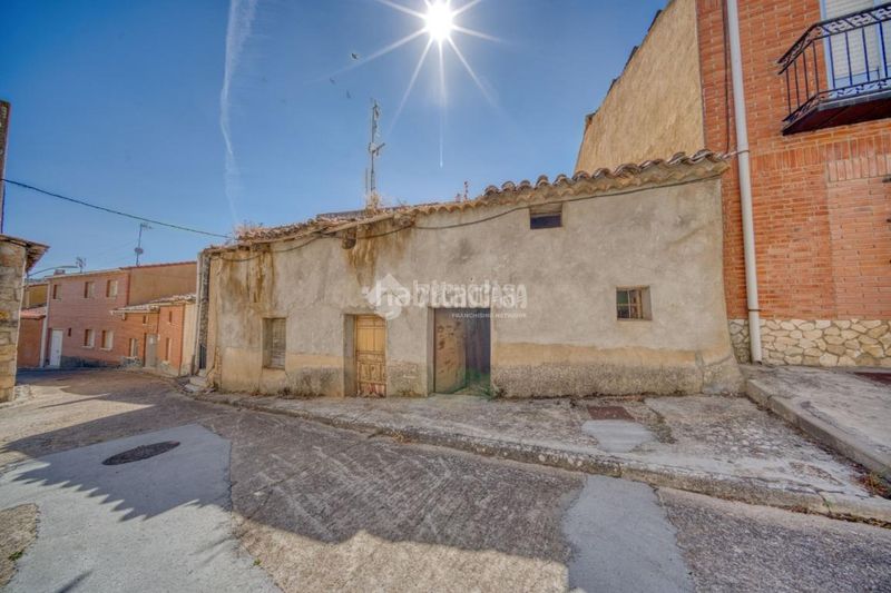 Foto d19c5db5-e49a-4d11-81a6-c24599c221b5. Casa aparellada a Torrelobatón