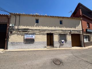 Casa  Resurrección. Amplia vivienda con garaje, patio y pozo propio en navahermosa