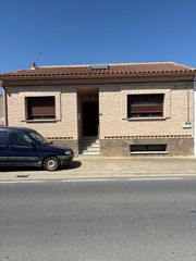 Haus  Rosales. Espectacular vivienda independiente con aerotermia y enorme gara