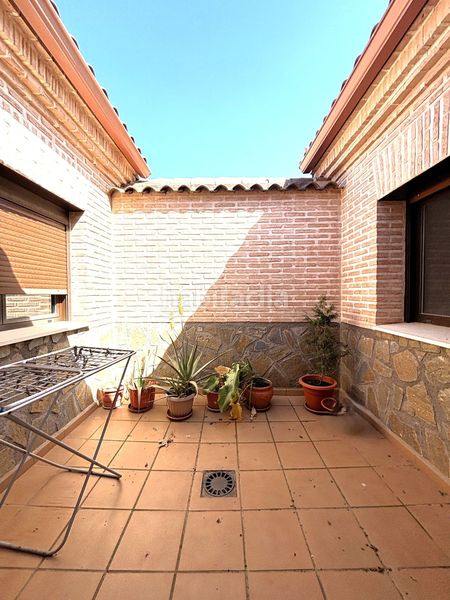 Foto 6b0c3da8-e927-4f27-8d91-22b93a71d6a8. Casa amb aparcament a Polán