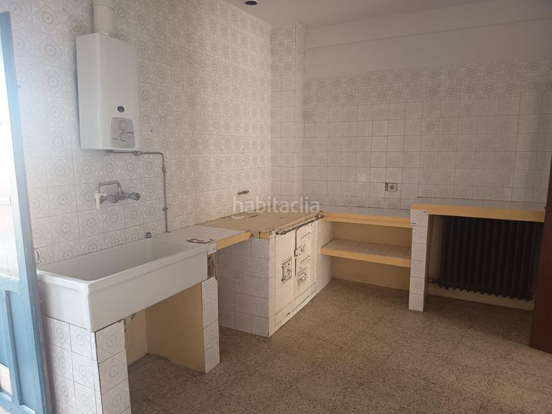 Foto d1426efe-a66e-4c9e-8d6b-c5f6c96cfb9c. Casa edificio . en Carcastillo