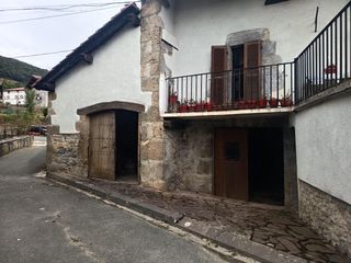 Casa a Basaburua. Conjunto inmobiliario con caserío tradicional y terreno.