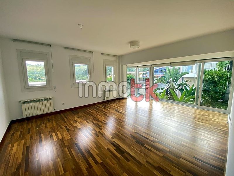 Foto 92f6b437-0a57-4868-9ee2-baec74e6a3ae. Casa amb calefacció aparcament piscina a Mesoiro Coruña (A)