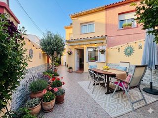 Reihenhaus in Vallpineda - Rocamar. Encantadora casa en la tranquila urbanizaci�n de rocamar, sant p