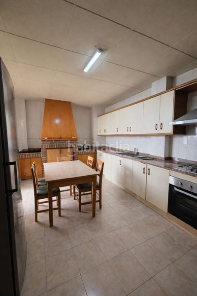 Foto cab143c4-6a1e-4187-9f9d-6772d52820e6. Pis amb xemeneia aparcament a Bullas