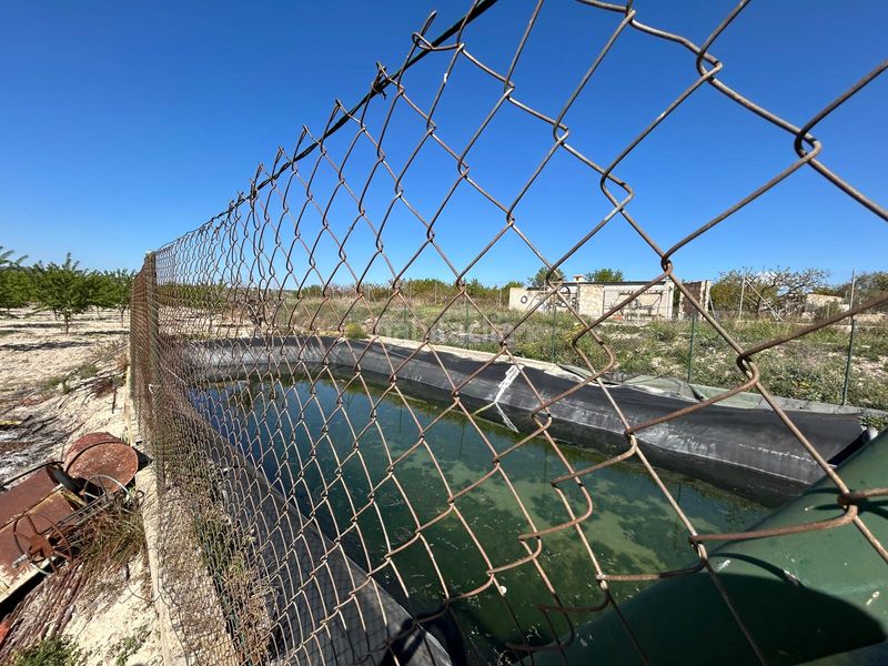 Foto b149ca91-9e57-45e4-ba2f-cbe11dc18442. Masia amb xemeneia aparcament piscina a Bullas