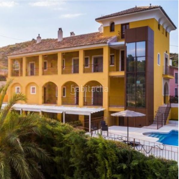 Foto 115a4977-a78d-4a27-bd98-c47b24c3cda7. Edificio con piscina in Mula