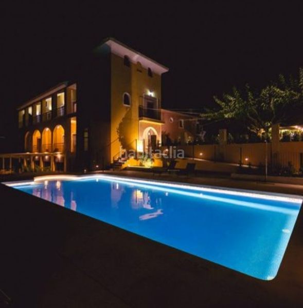 Foto dc730e95-5e6c-40f8-a8b7-0783aa3959c9. Edificio con piscina in Mula