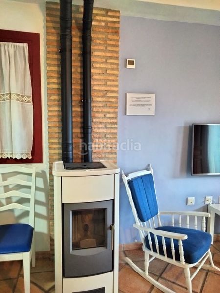 Foto f21a3fee-fae2-40af-a77d-0eca52d63c9e. Edificio con piscina in Mula