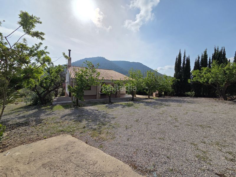 Foto 216e7d9d-4fb9-4e57-8a51-5341e8470f64. Masia amb xemeneia aparcament a Bullas